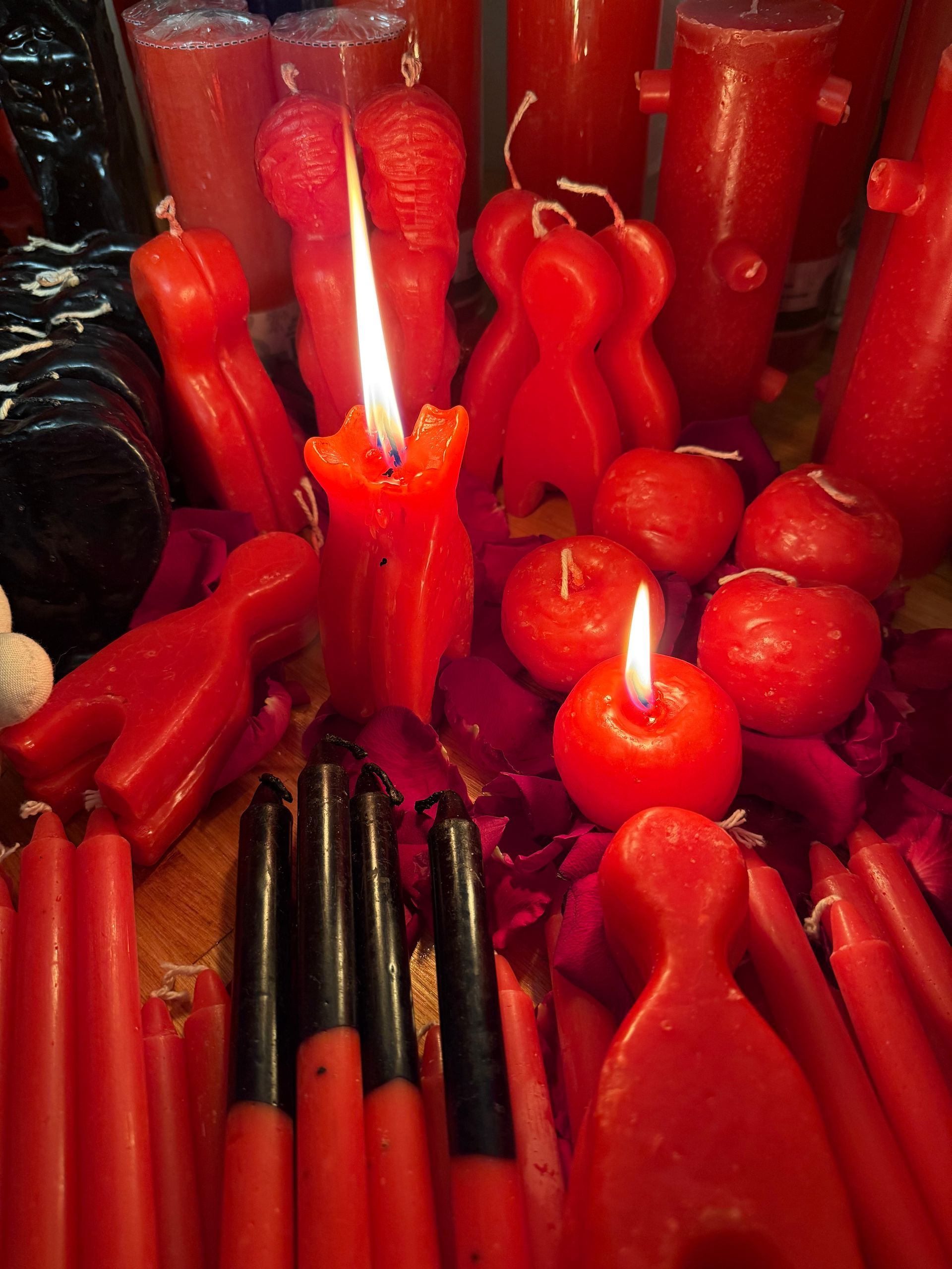 Aurora boreal verde sobre montañas nevadas por la noche.
