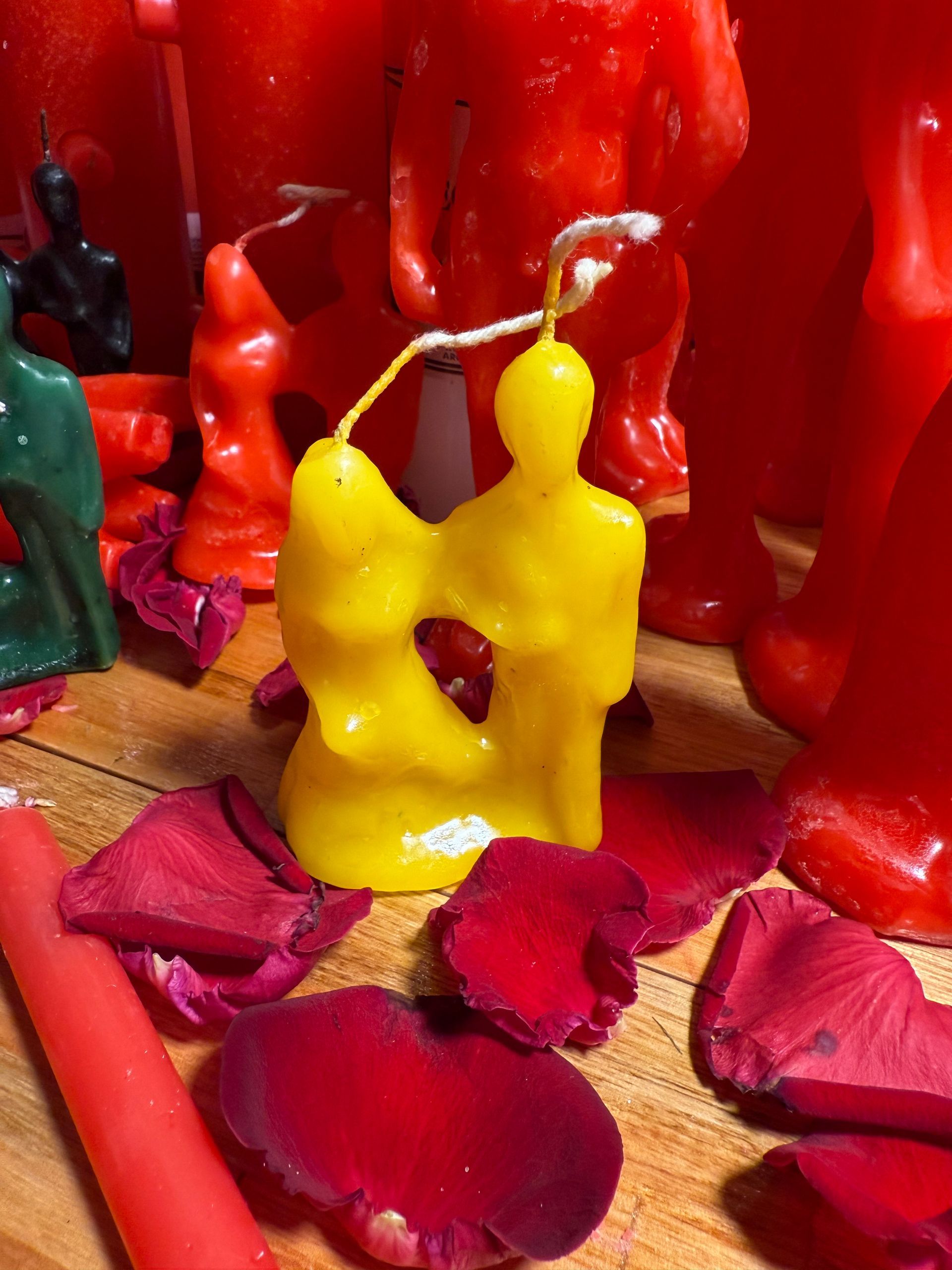 Montón de azúcar granulado de color marrón claro sobre una superficie blanca.