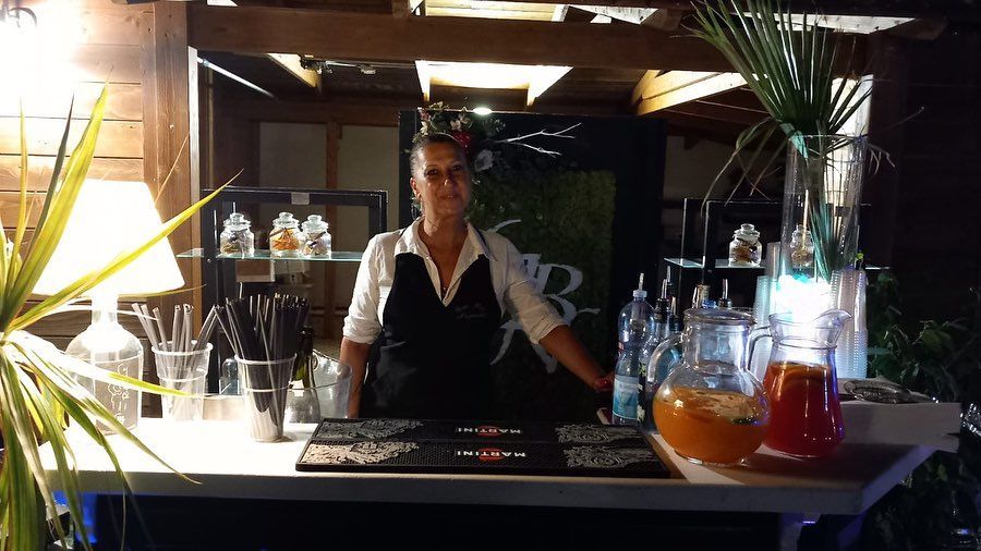 proprietaria con dolci natalizi