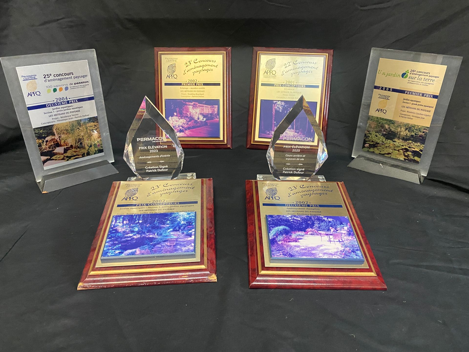 Un groupe de trophées est posé sur une table