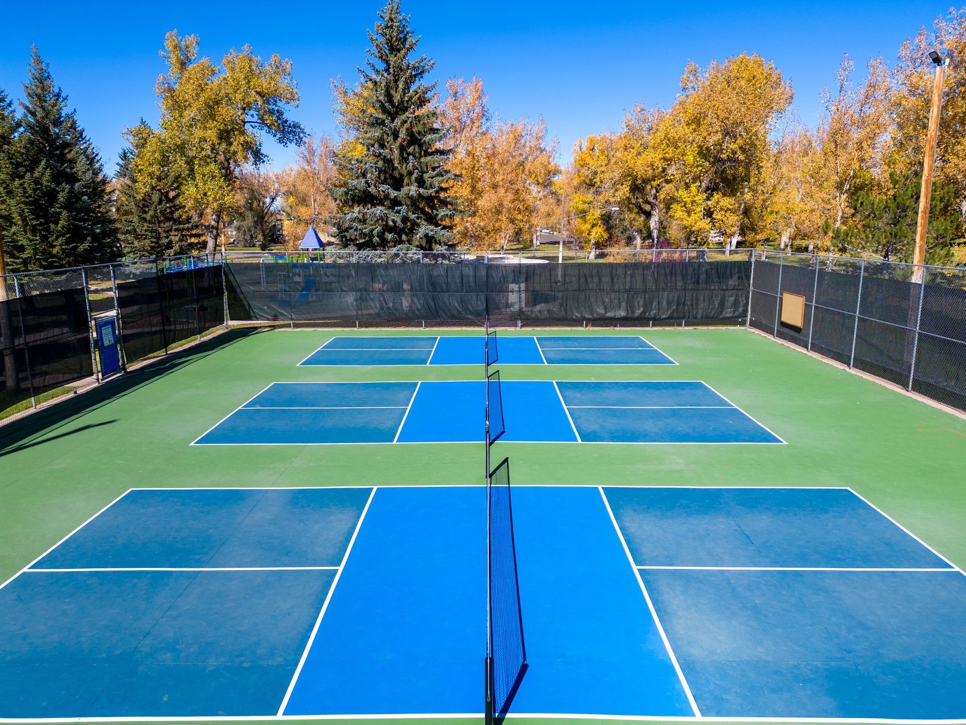 A vacuum cleaner is sitting on top of a Tennis court.