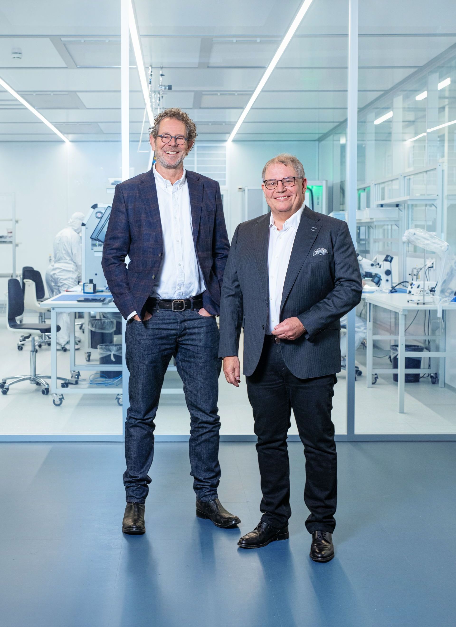 Marc Gianotti, CEO and Gründer & Andreas Bodmer, COO and Gründer stehen in einem Labor nebeneinander.