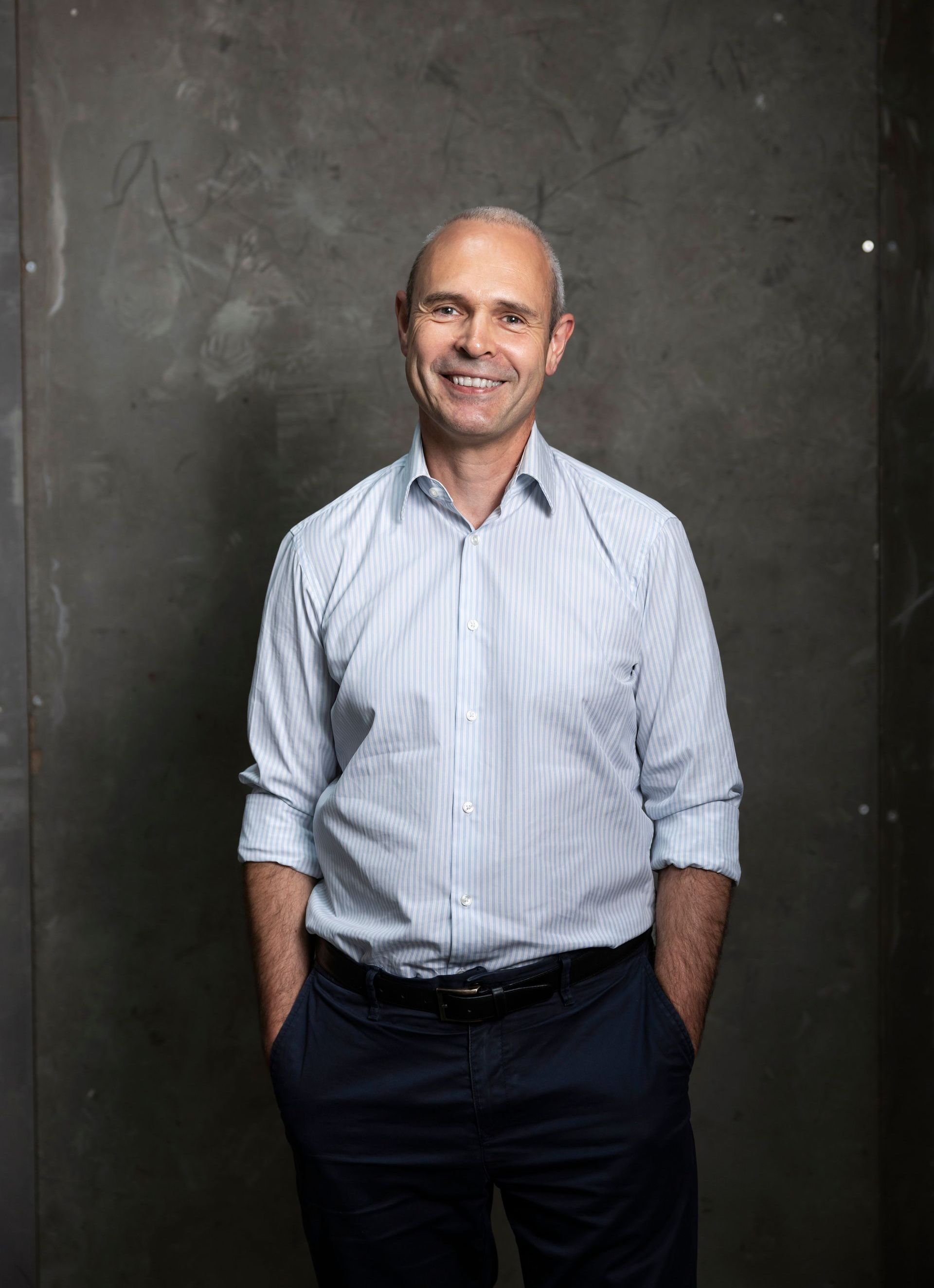 PD Dr. med Christoph Müller-Pfeiffer, CEO Salomo AG, in einem gestreiften Shirt und blauen Hosen.