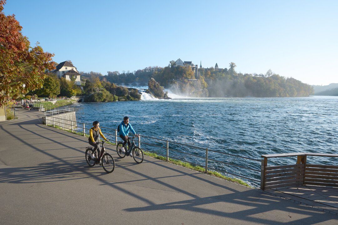 Zwei Fahrradfahrer unterwegs am Rheinfall in Neuhausen, Schaffhausne.