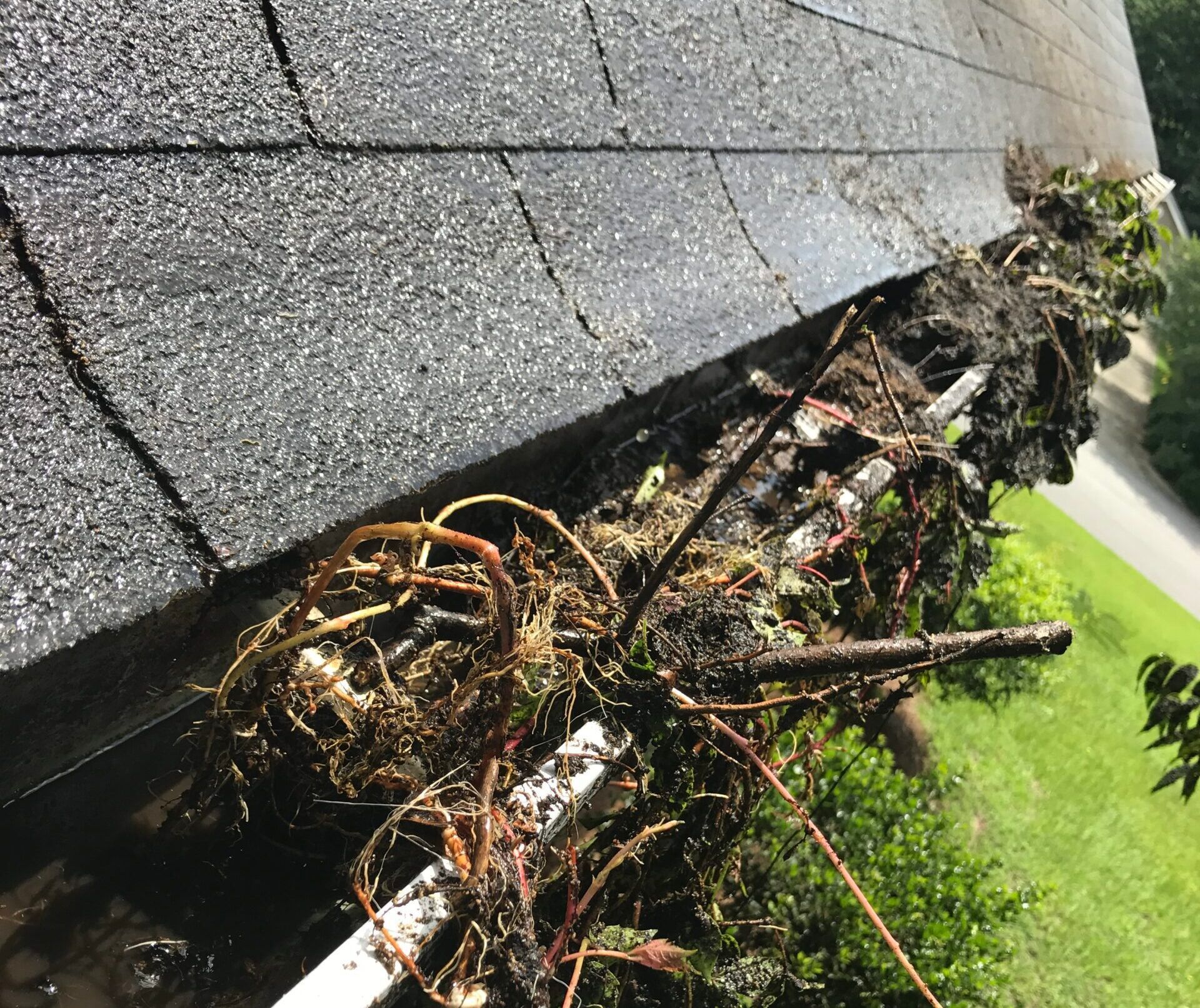 how-to-clean-house-gutters-without-a-ladder