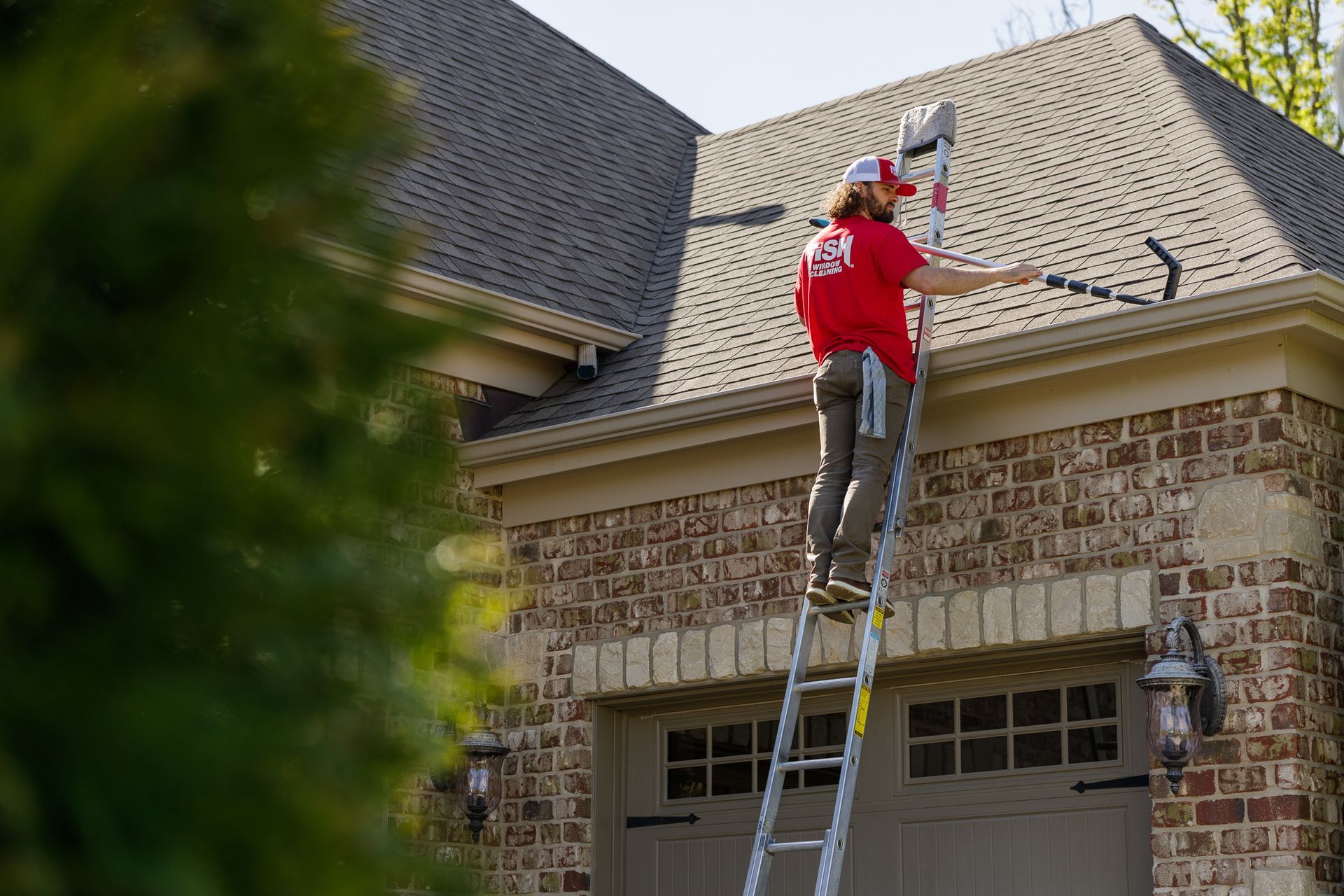 what-size-ladder-to-clean-gutters