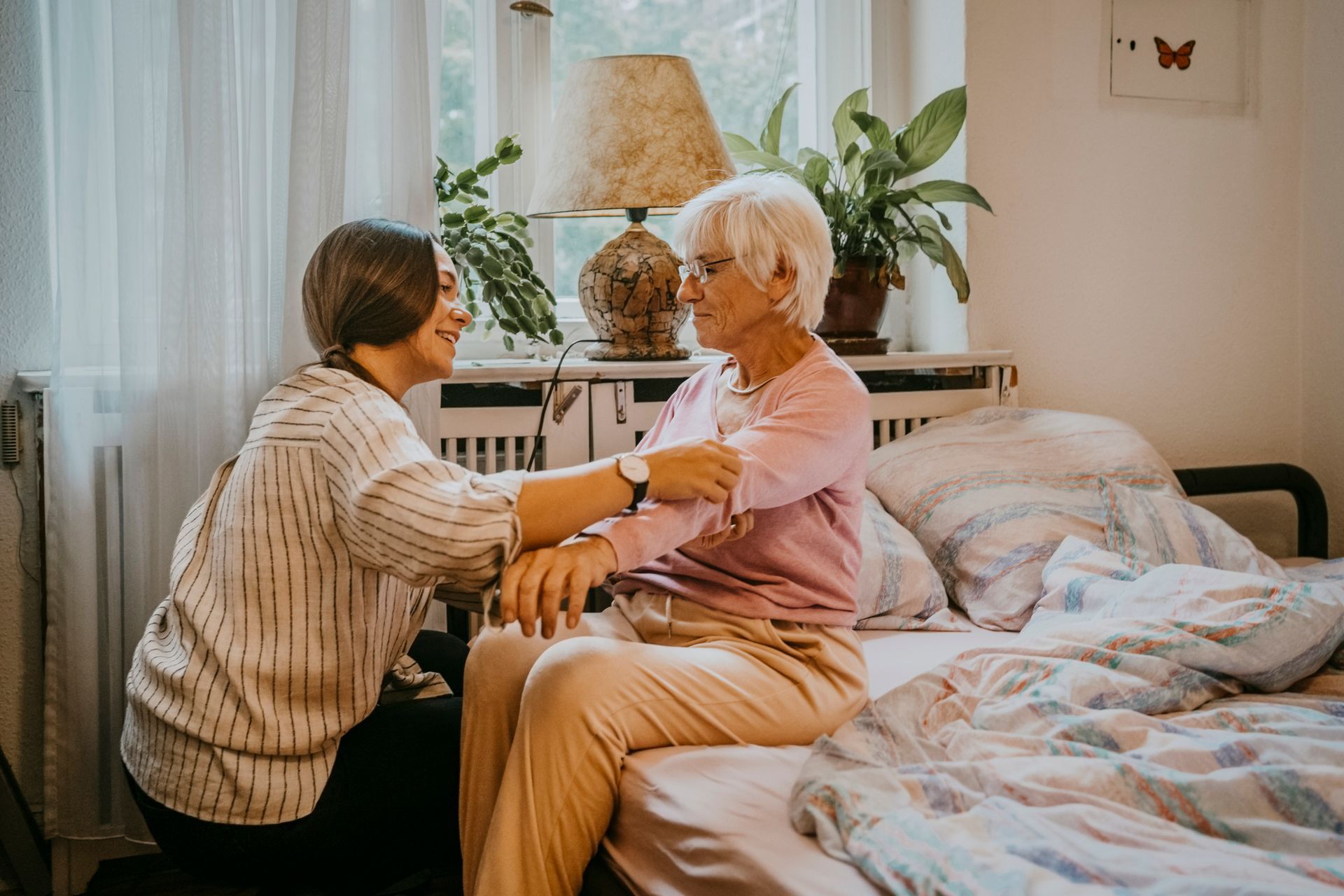 Signora anziana seduta con assistente