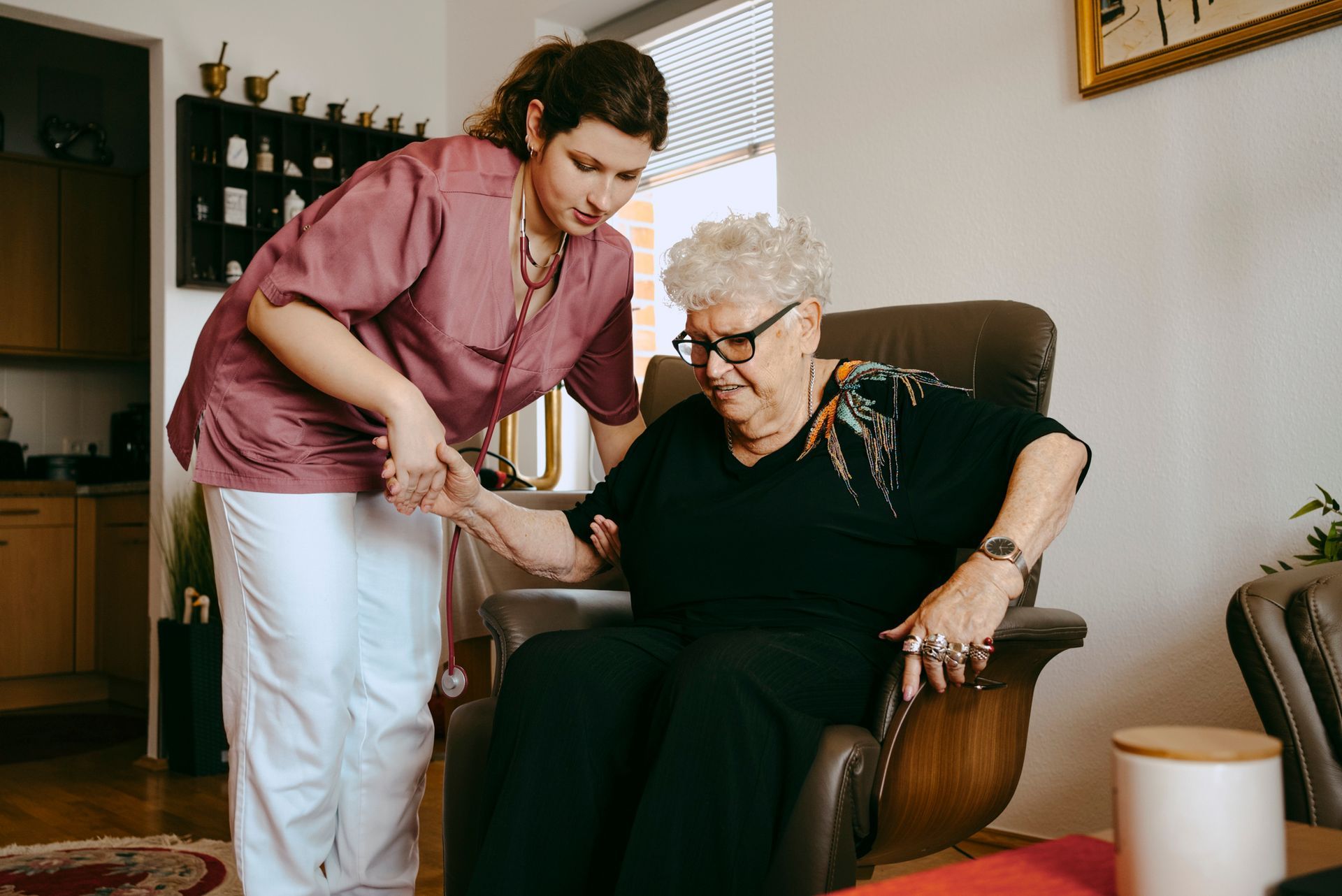 Anziana trasportata su sedia a rotelle