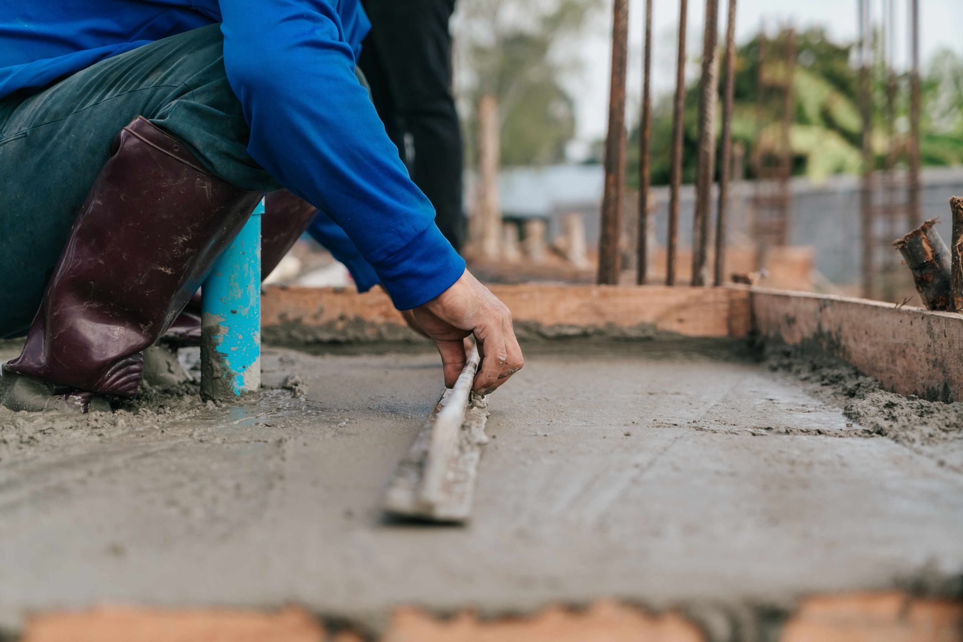 A concrete man smoothing out concrete in tri-cities wa