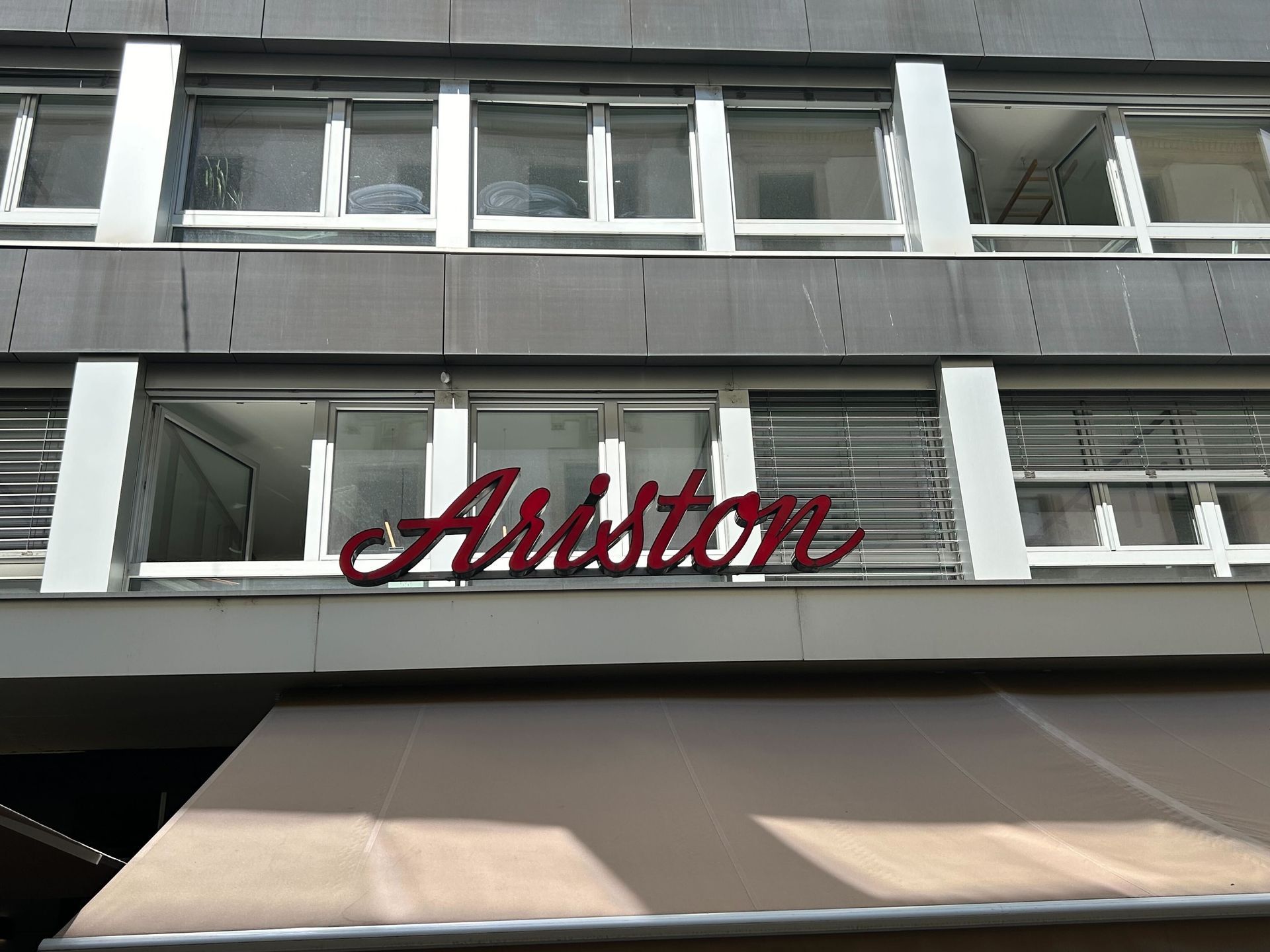 Une assiette de filets de perche à Genève