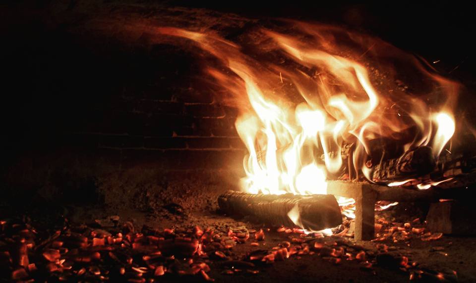 Fuoco nel forno a legna