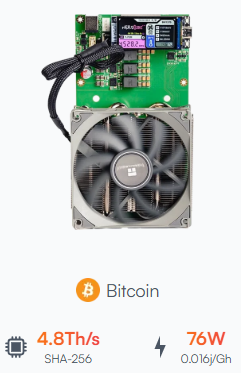 Hardware de minería de Bitcoin con ventilador, que muestra 4,8Th/s y 76W.
