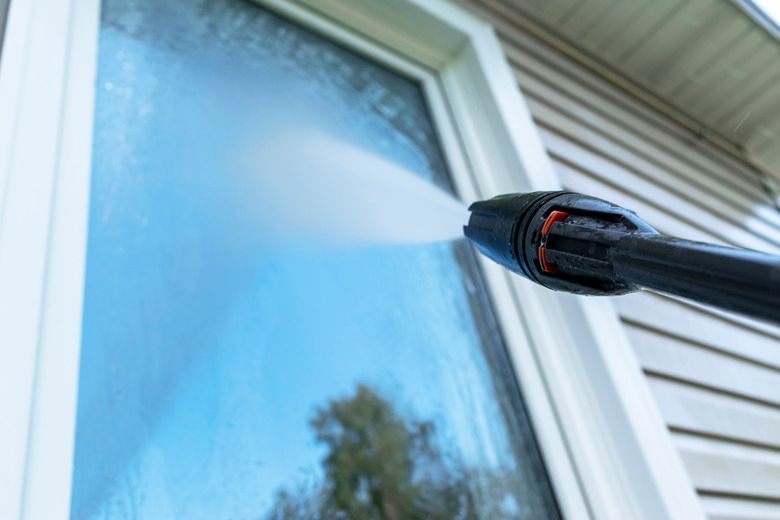 Risks & Safety Precautions When Pressure Washing Windows