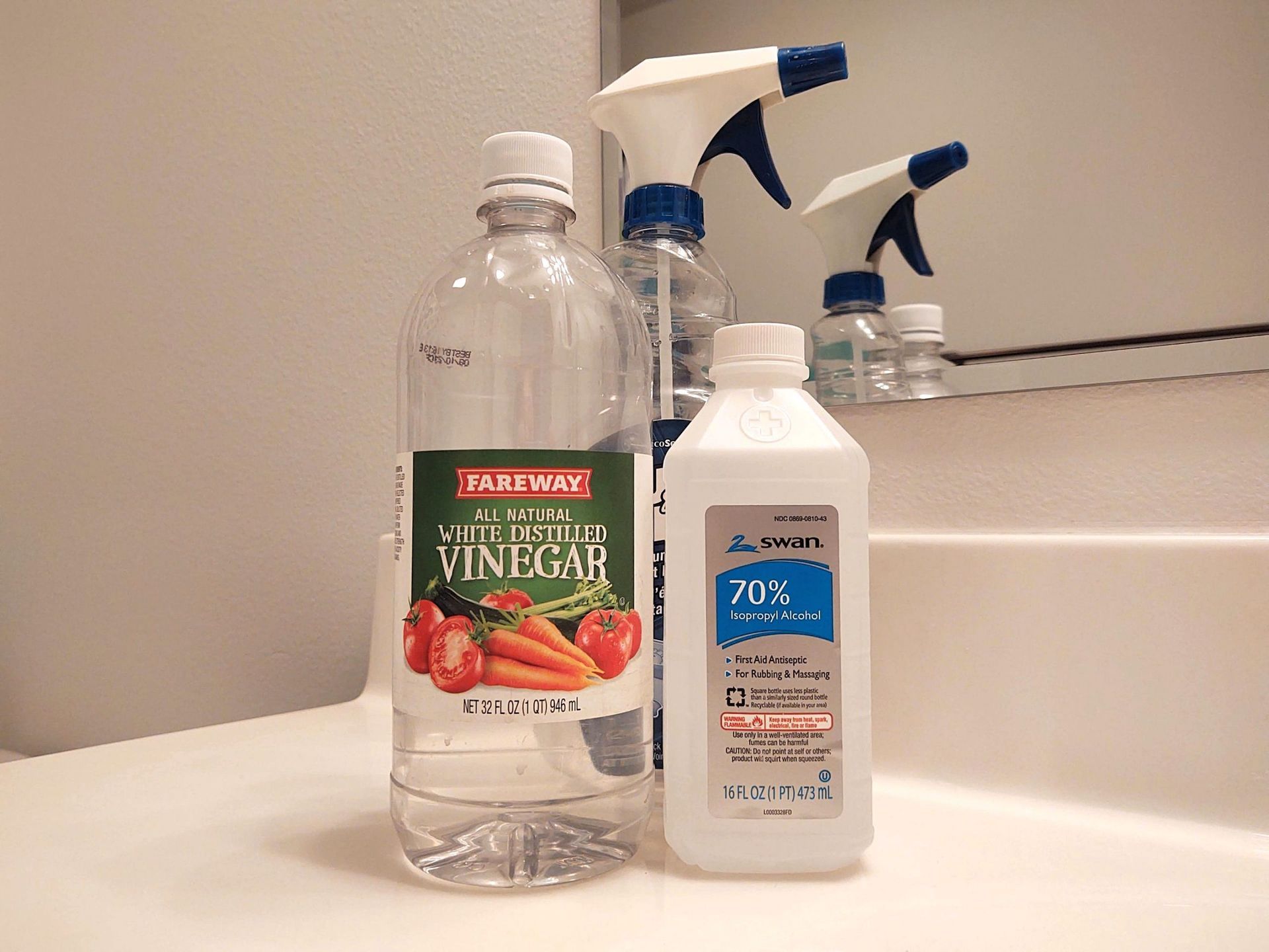 2. Rubbing Alcohol & Vinegar Cleaner (Fast-Drying & Streak-Free)