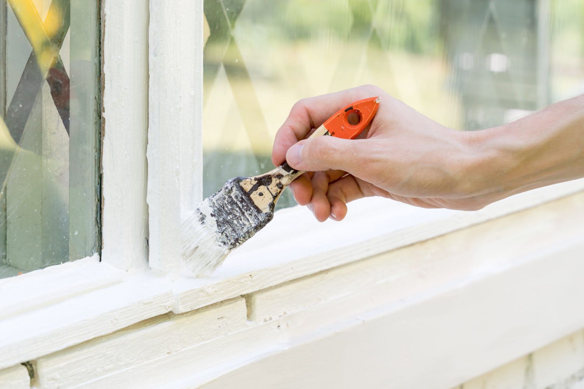 What’s the Best Way to Remove Dried Paint from Windows?