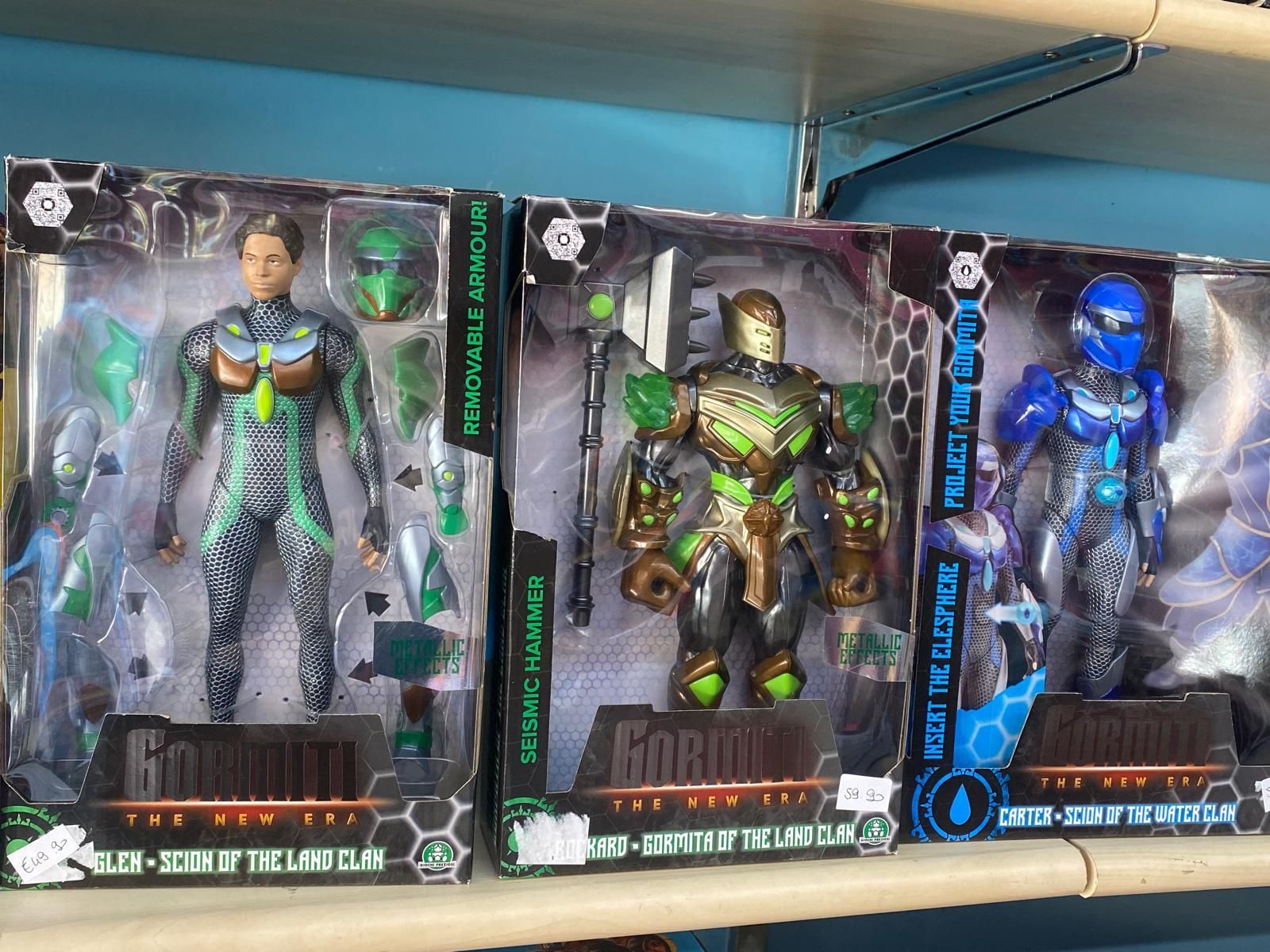 Un mucchio di action figure sono su uno scaffale