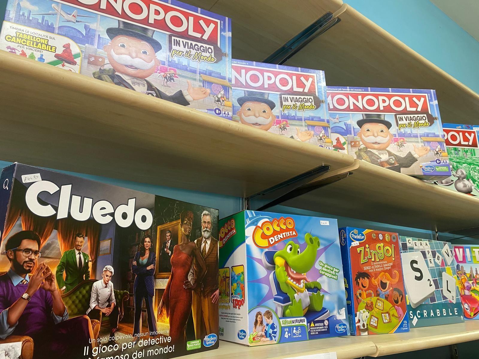 Uno scaffale pieno di giochi da tavolo tra cui Monopoly e Cluedo
