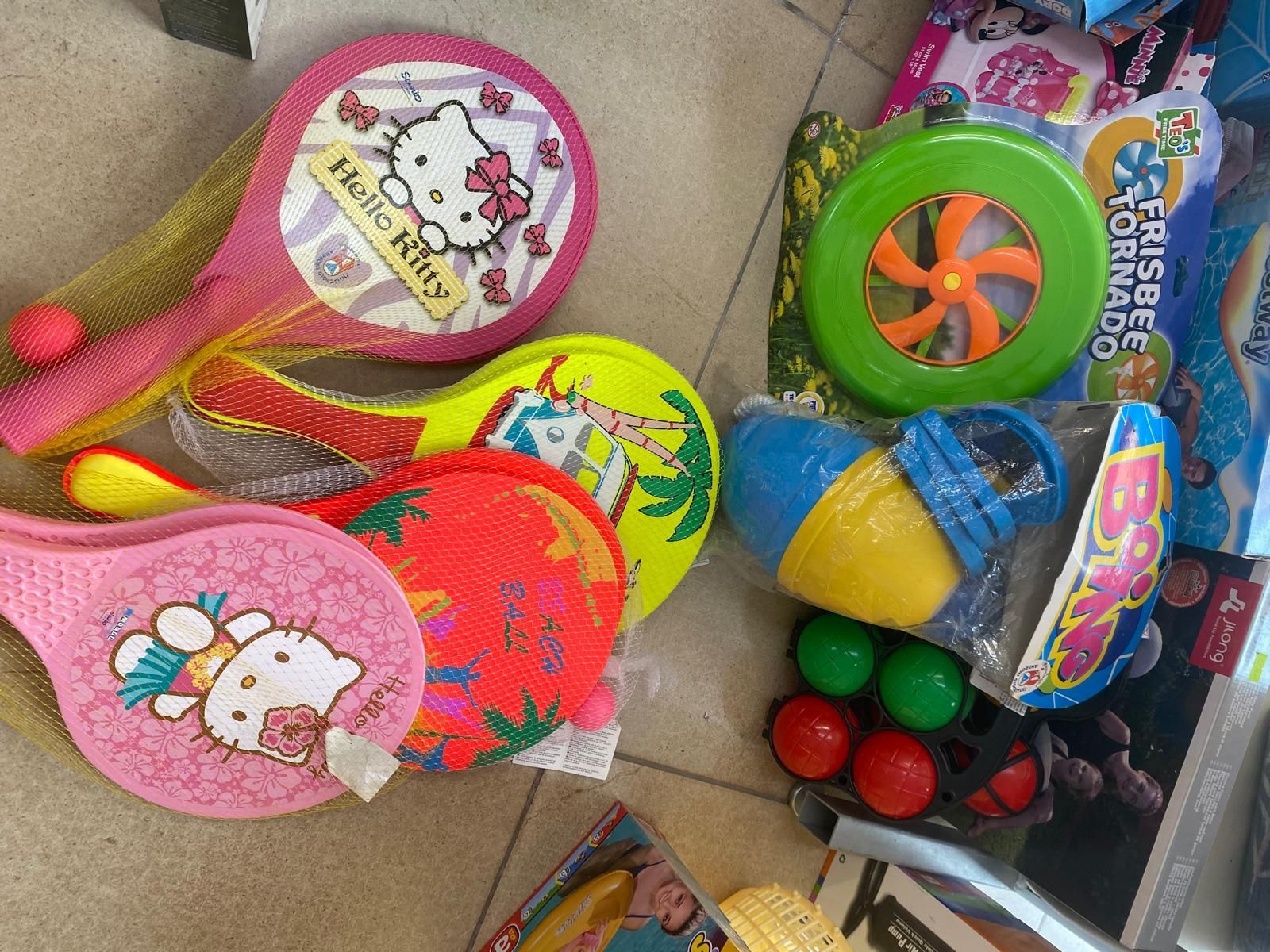 Un mucchio di giocattoli di Hello Kitty sono sul pavimento