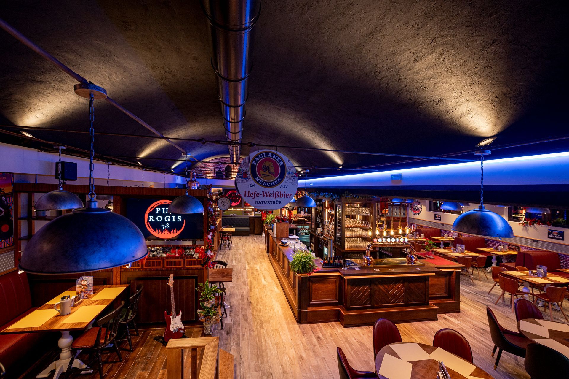 Bar con pannelli in legno scuro, la scritta 