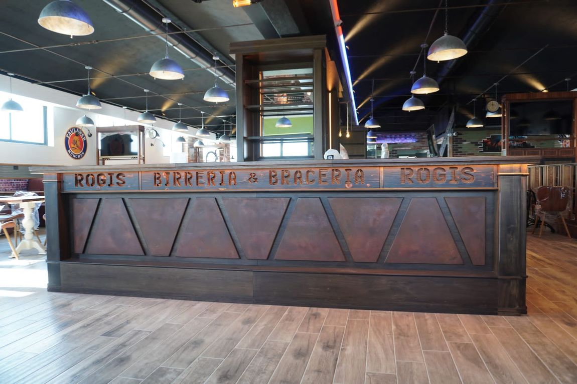 Bar con pannelli in legno scuro, la scritta