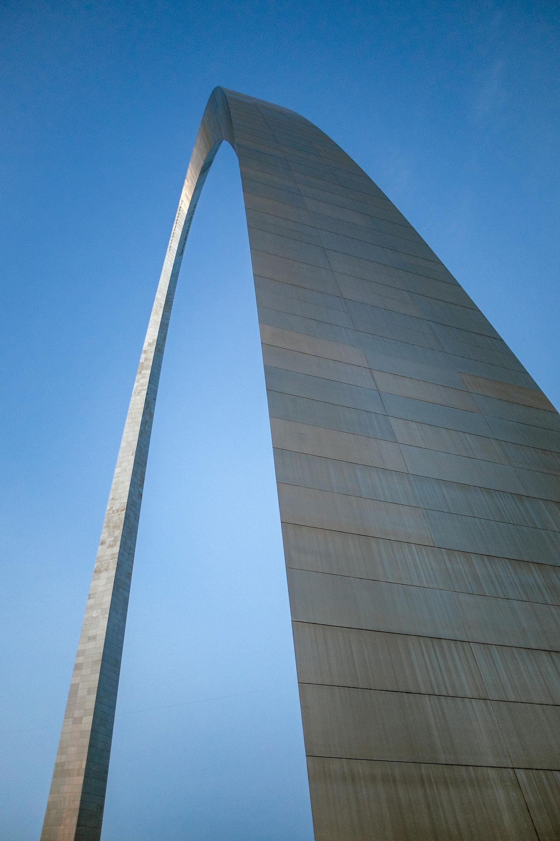 A very tall building with a blue sky in the background