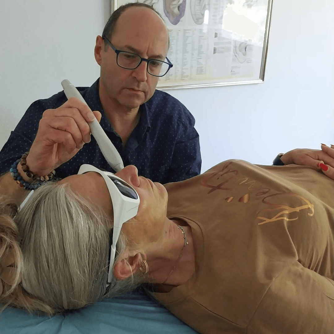 Un homme tient un stylo sur le visage d'une femme