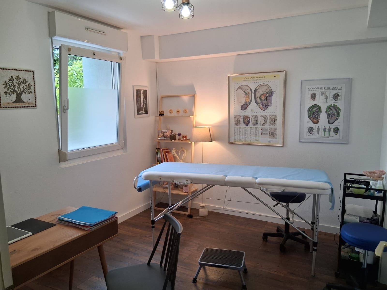Une pièce avec une table, des chaises et une fenêtre