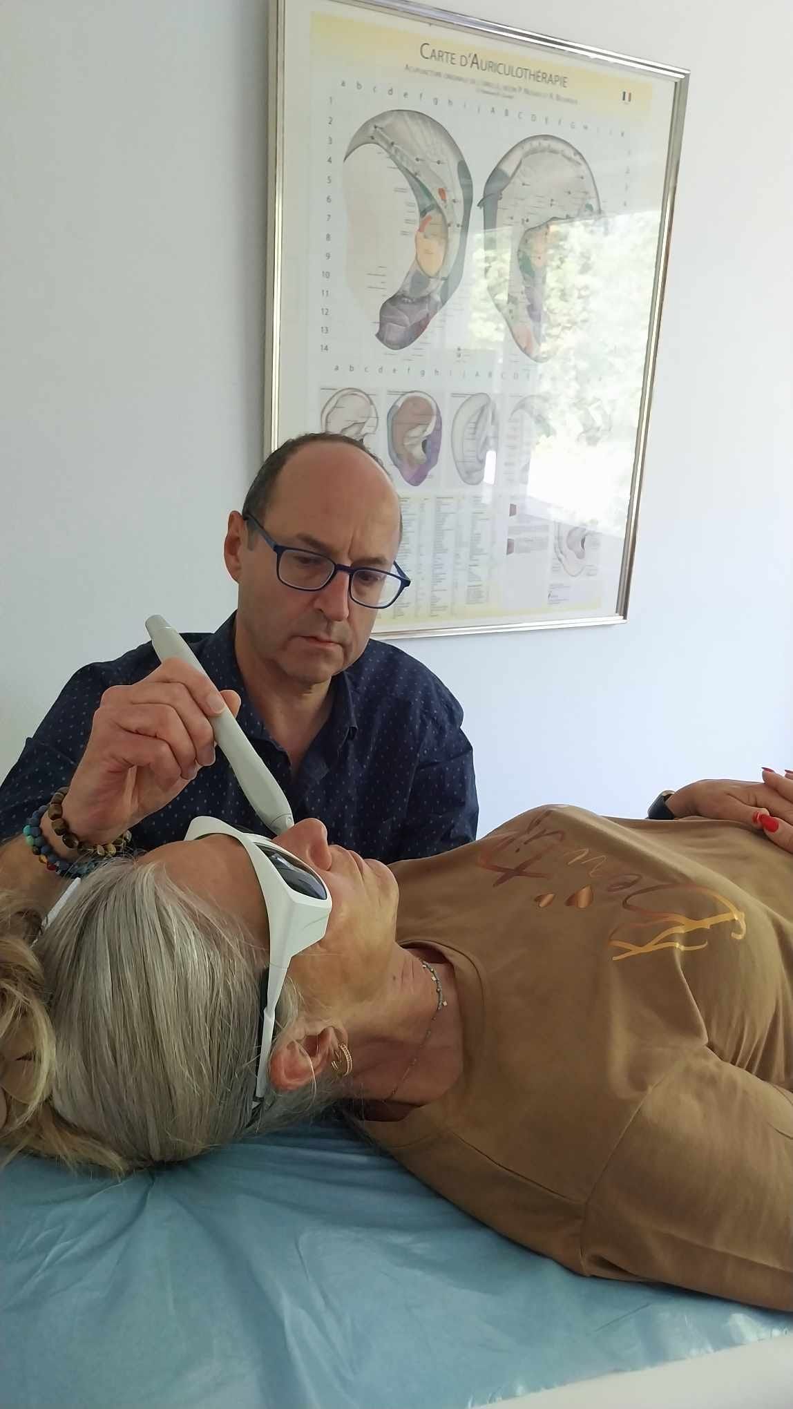 Un homme donne un massage à une femme sur un lit.