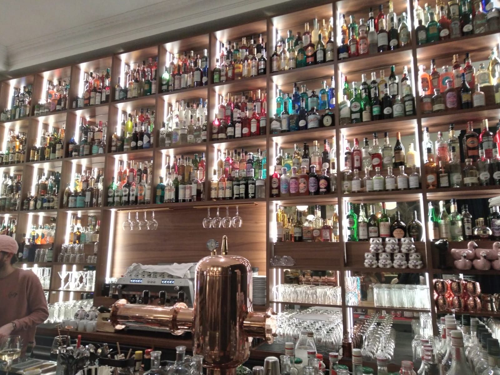 Un bar rempli de beaucoup de bouteilles et de verres