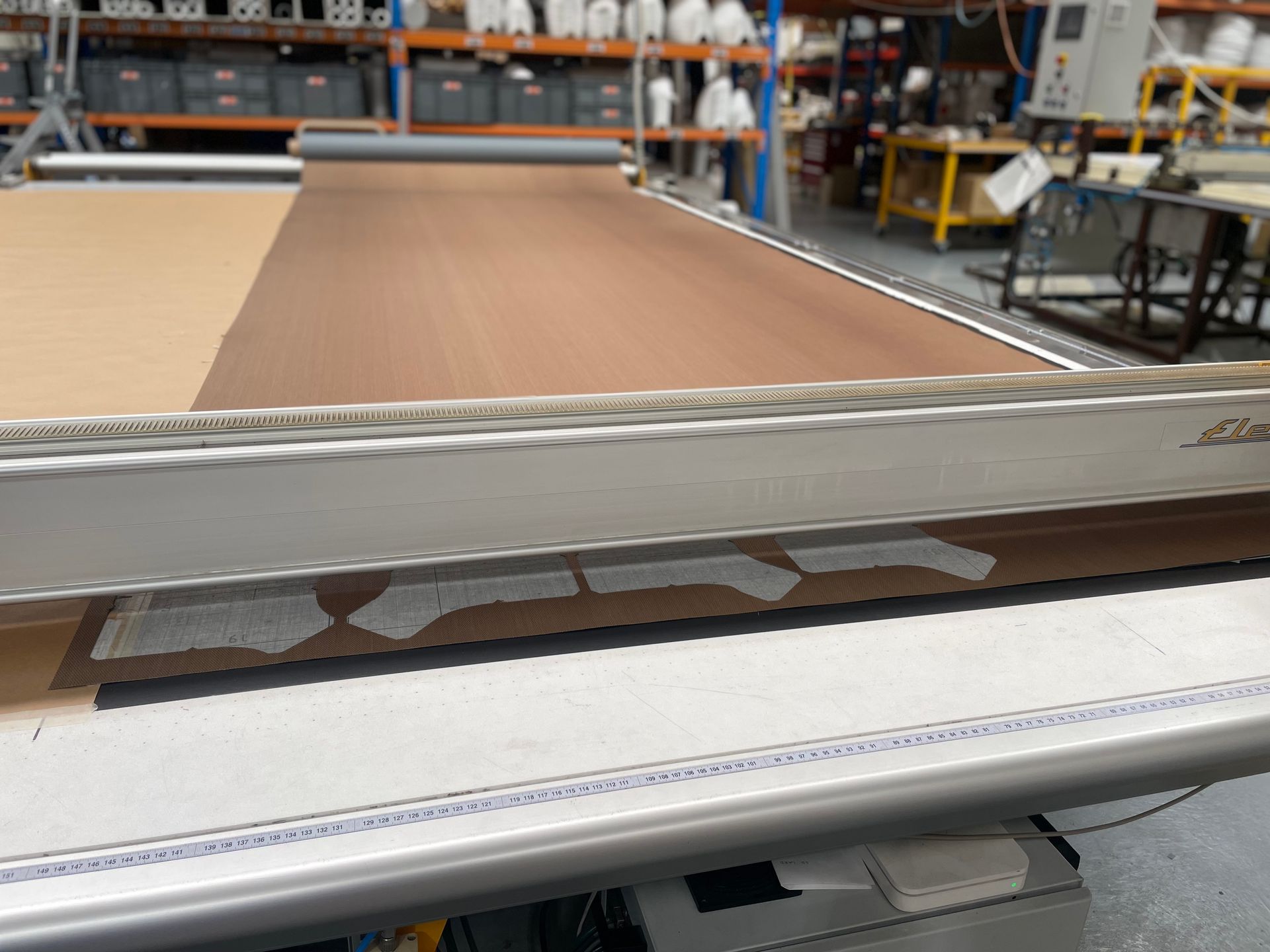 Insulock cutting table