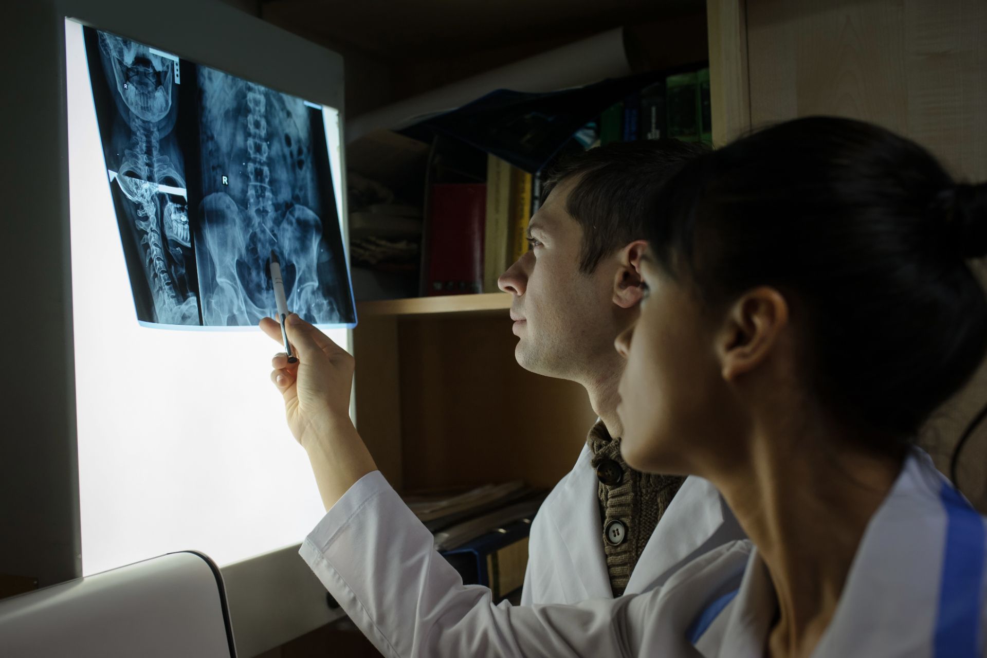 medici che analizzano risultati di radiografia del bacino