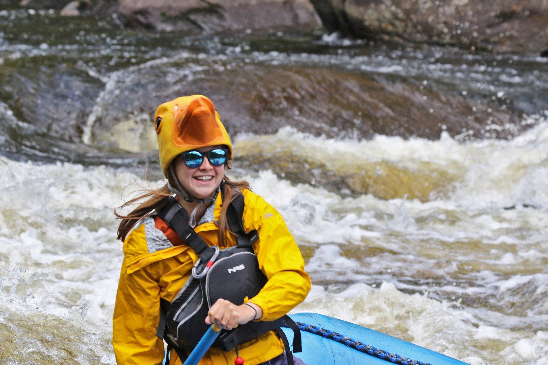 A girl with yellow clothes paddling