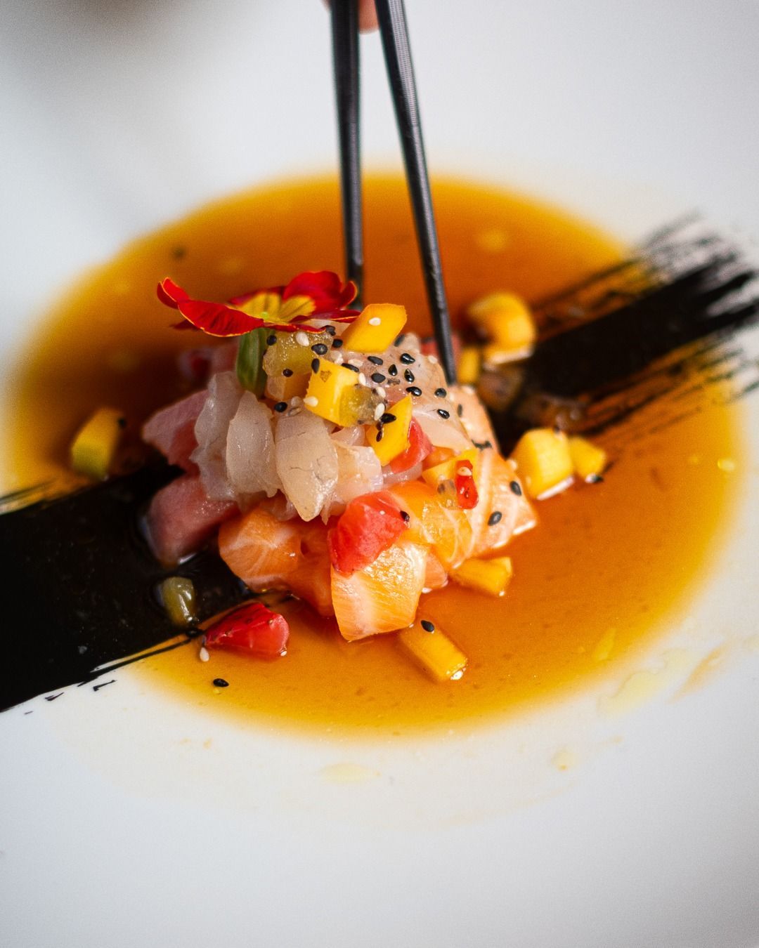 Piatto di sushi con bacchette in salsa alla frutta.