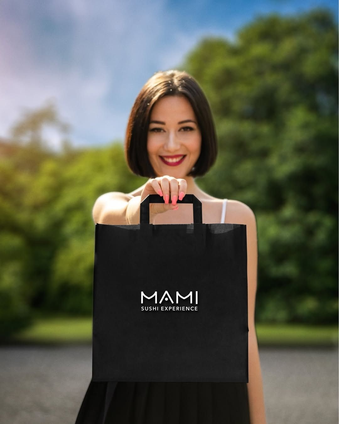 Donna con in mano una borsa della spesa nera con il logo 