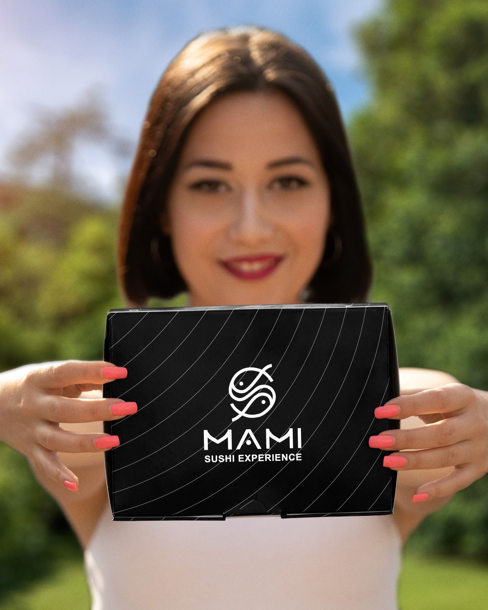 Donna che tiene in mano una scatola nera con il logo 