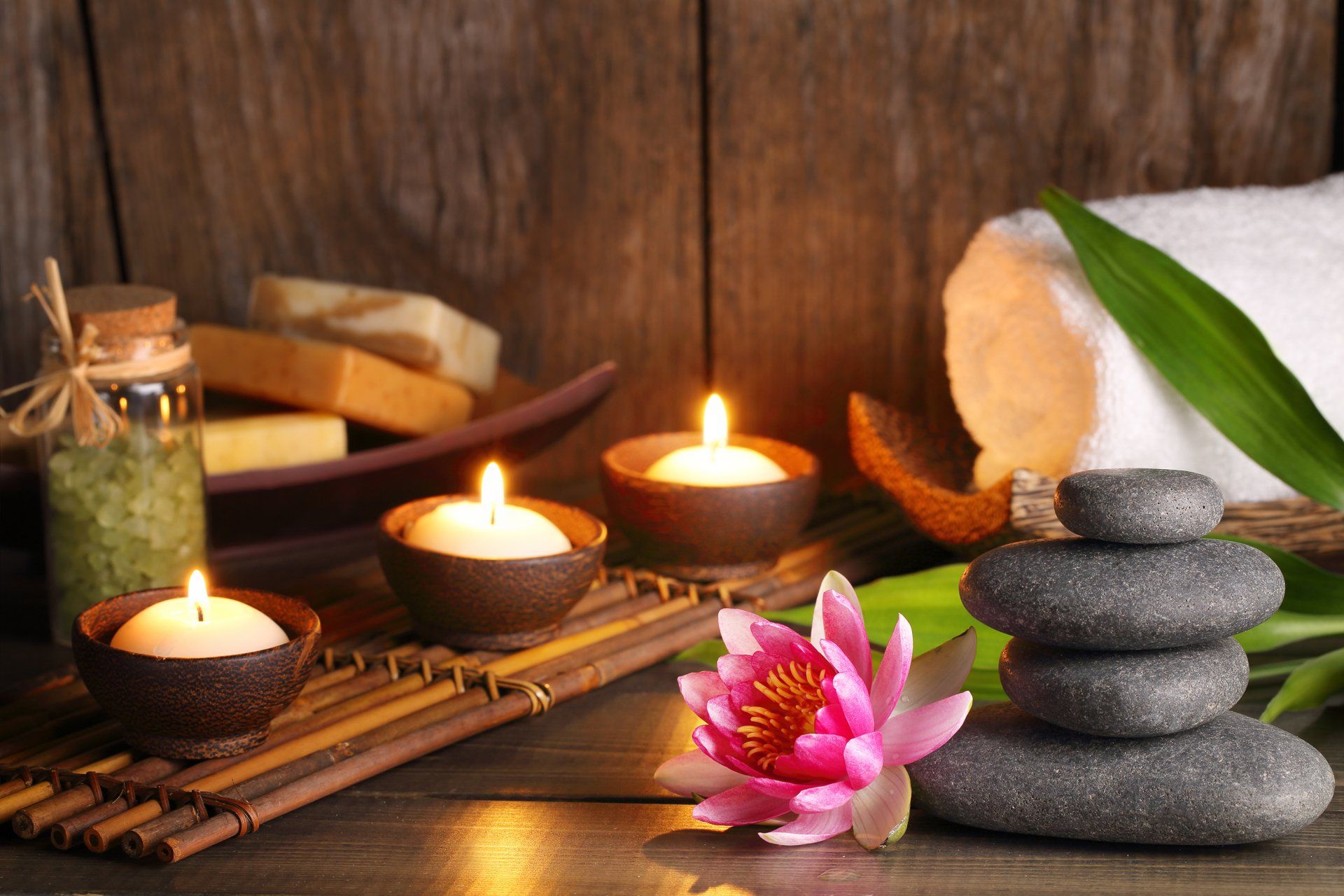 Candele profumate e pietre per stone massage