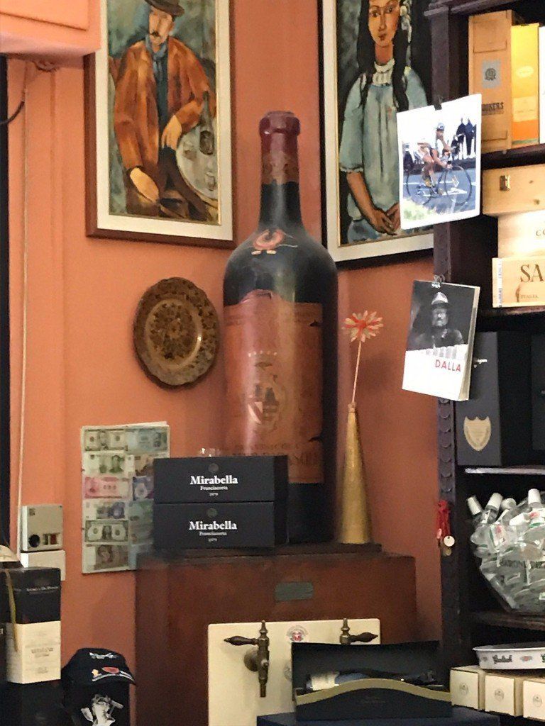 grande bottiglia antica di vino
