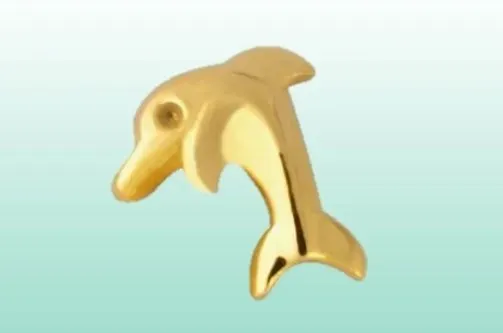 en gulldelfin er på en grønn bakgrunn