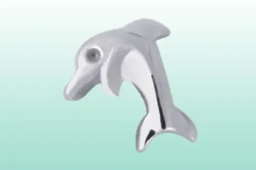 en sølvdelfin på en grønn bakgrunn.