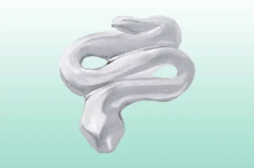 et nærbilde av en sølvslange på grønn bakgrunn.