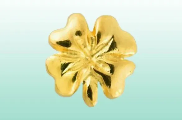 et nærbilde av en gullkløver på grønn bakgrunn