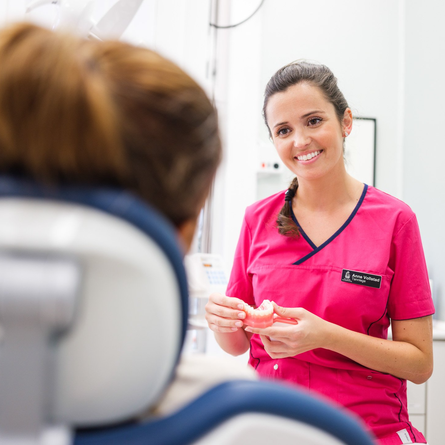 Tannlege Anne viser frem tenner til en pasient hos Smil Tannlegesenter i Oslo
