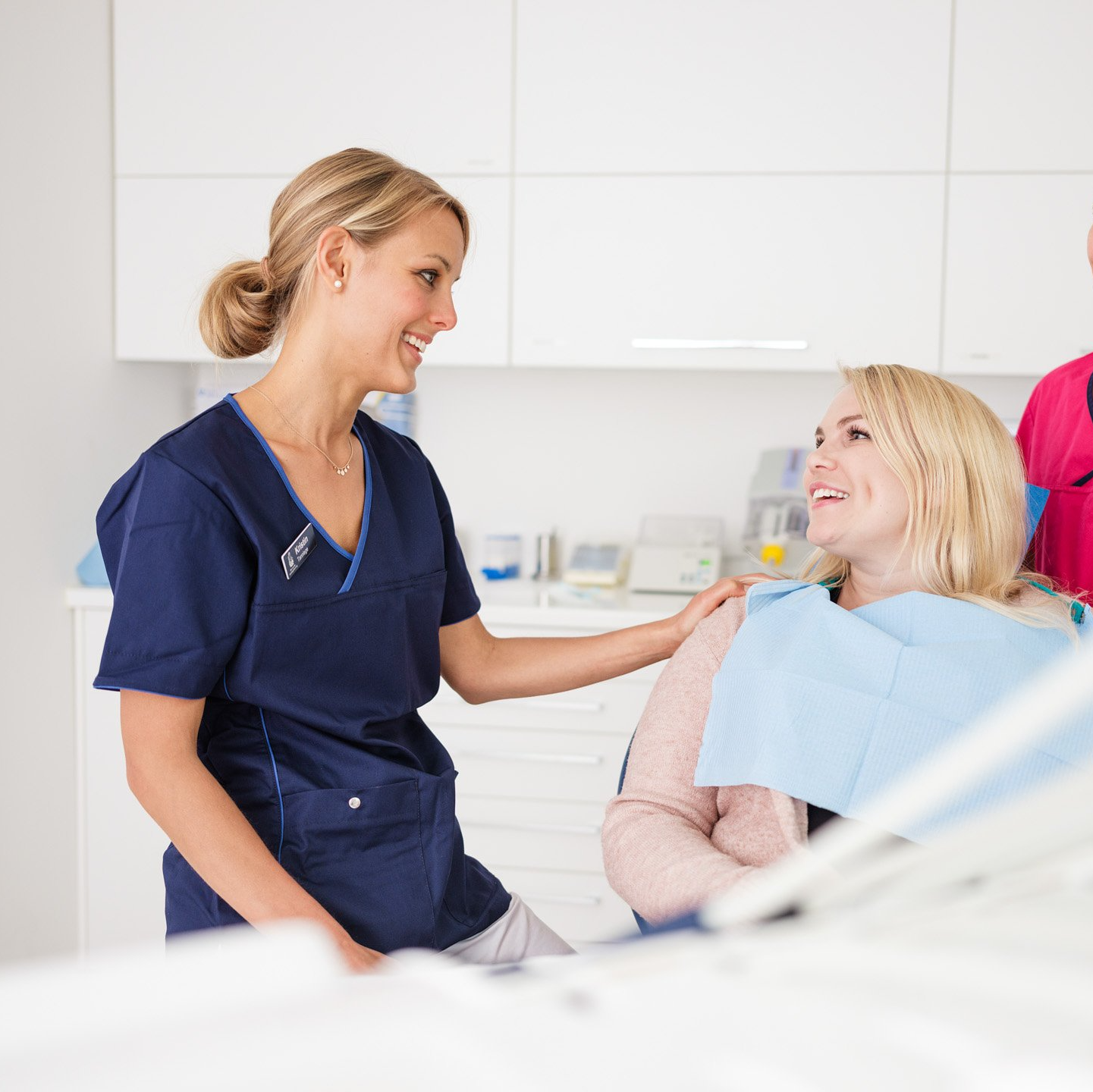 Tannlege Kristin Eppeland smiler til pasient