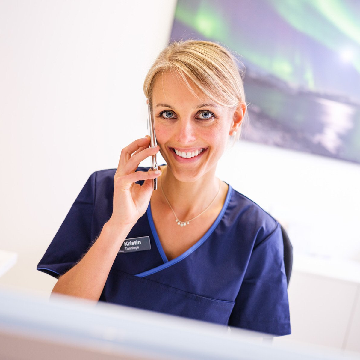 Tannlege Kristin snakker i telefonen