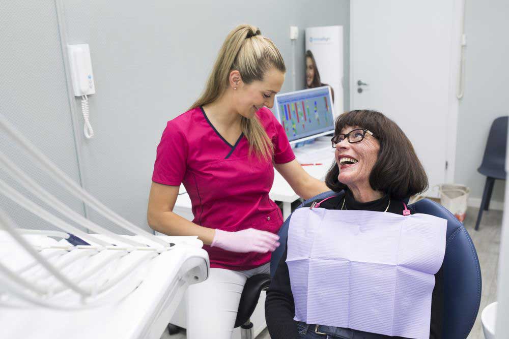 Tannlege som hjelper pasient med å trekke visdomstann