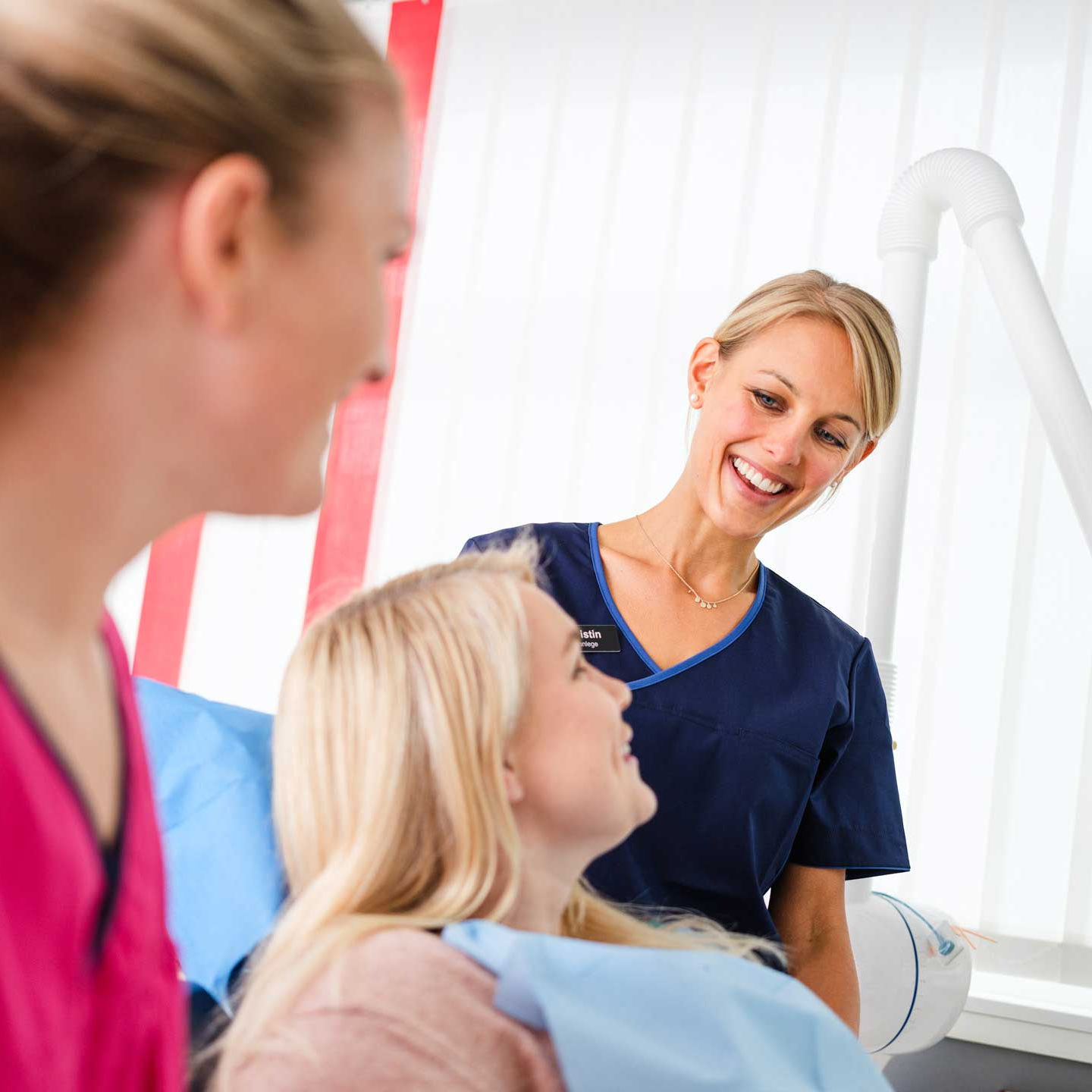 Tannlege Kristin smiler til pasient