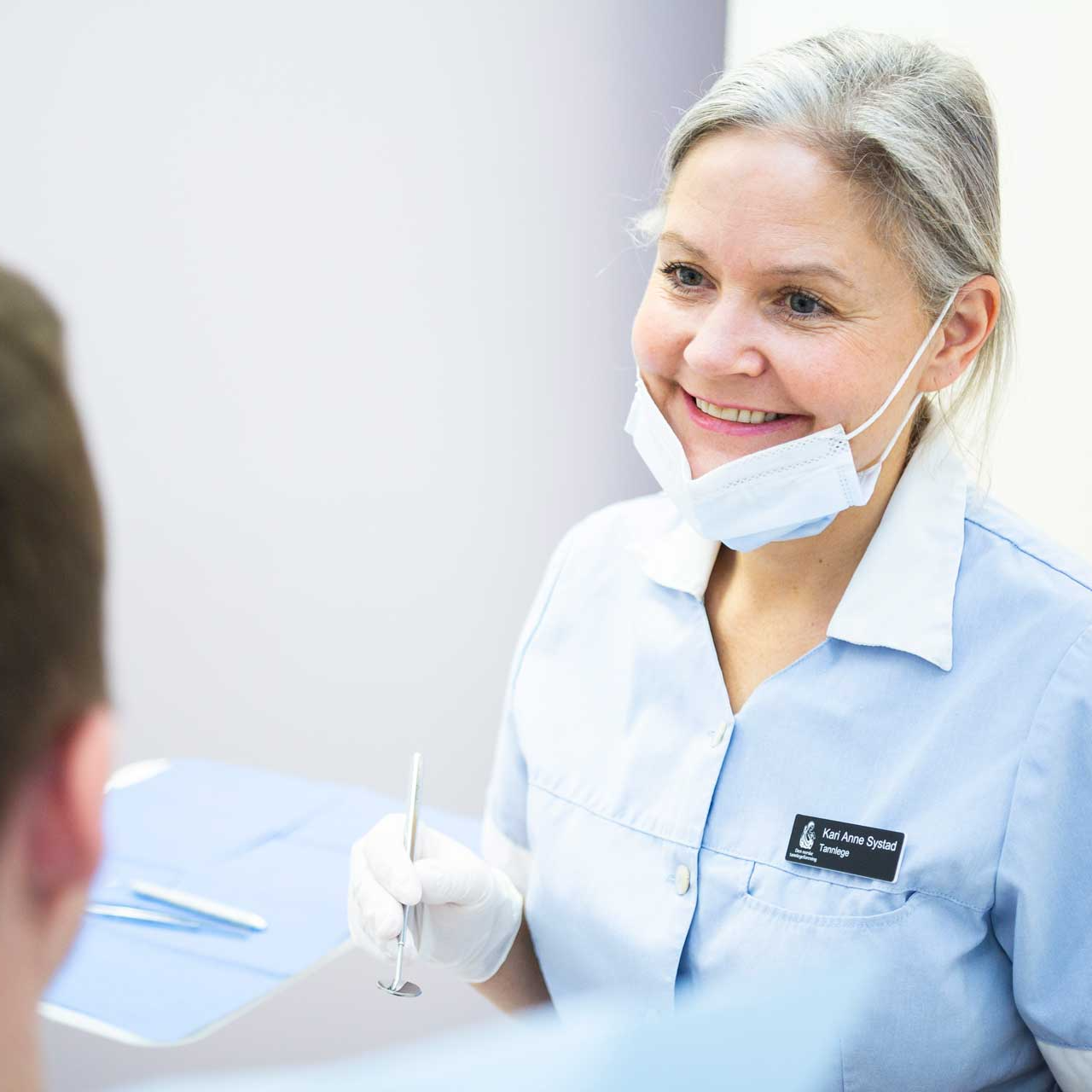 Tannlege Kari Anne Systad smiler til pasient