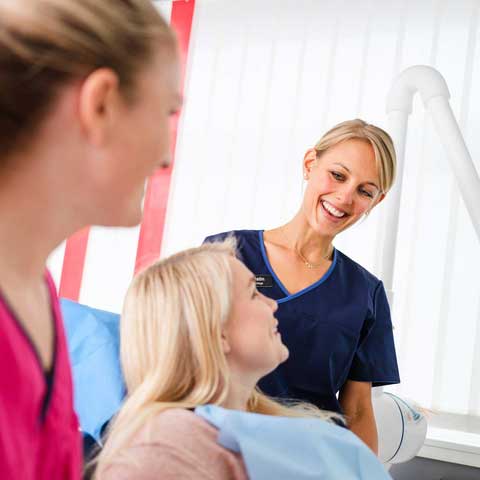 Tannlege Kristin med en pasient hos Smil Tannlegesenter i Oslo