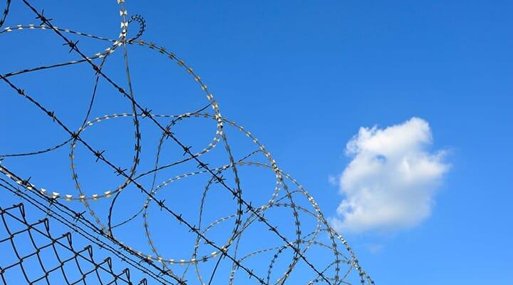 DESCORP- cercas de navajas tipo militar