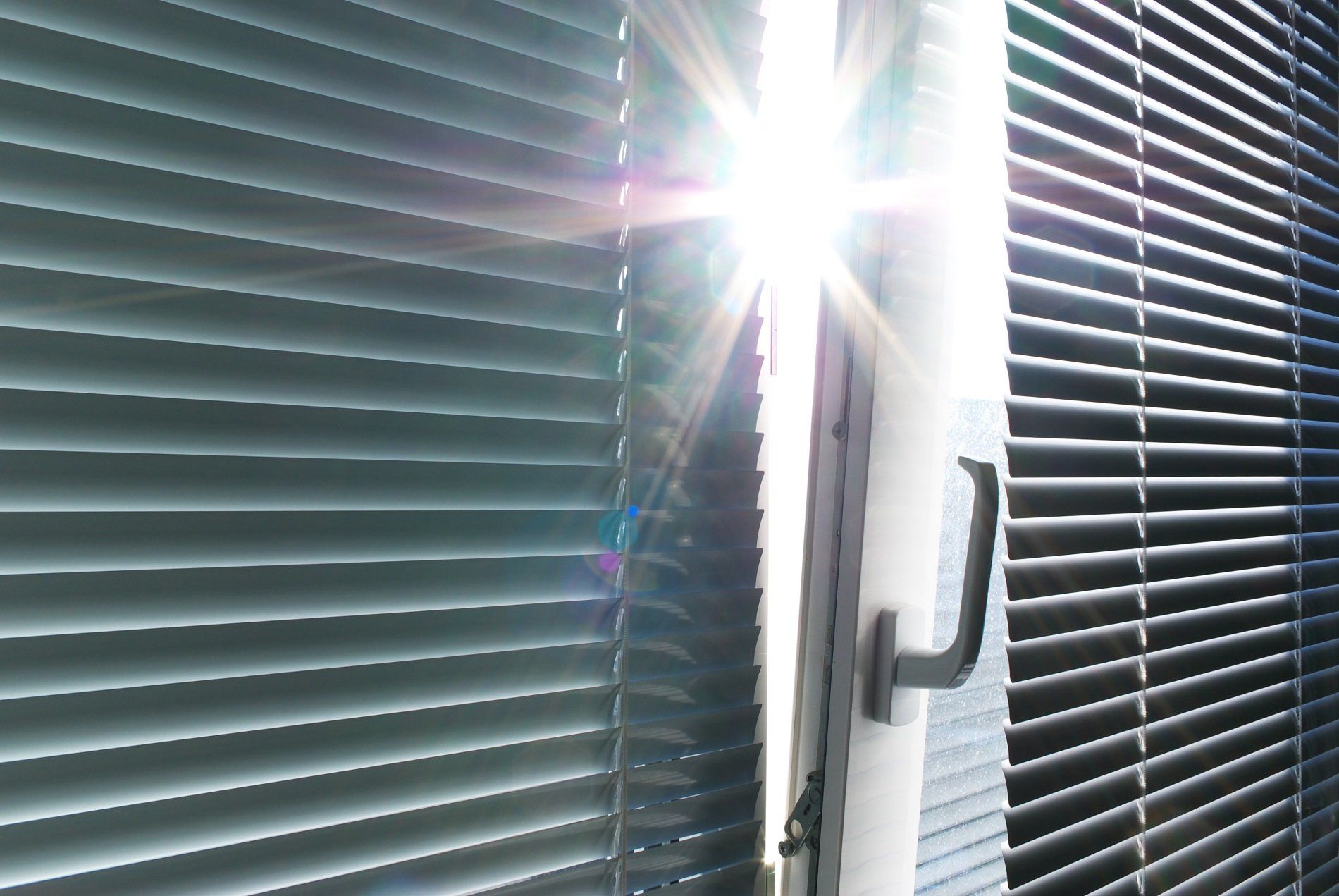 finestre con sistema a ribalta e veneziane